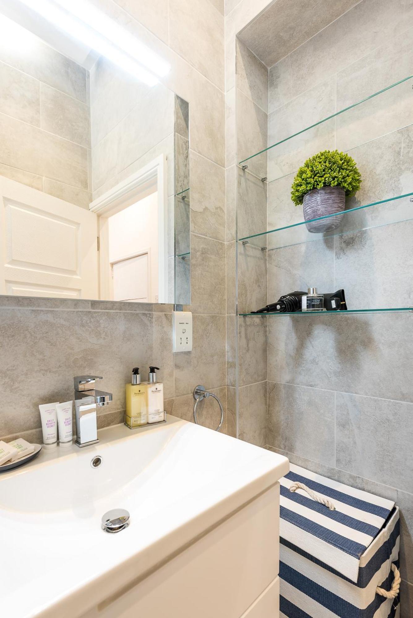 Casa Italia Near Kings Road In Chelsea With Wifi & Washing Machine Appartement Londen Buitenkant foto