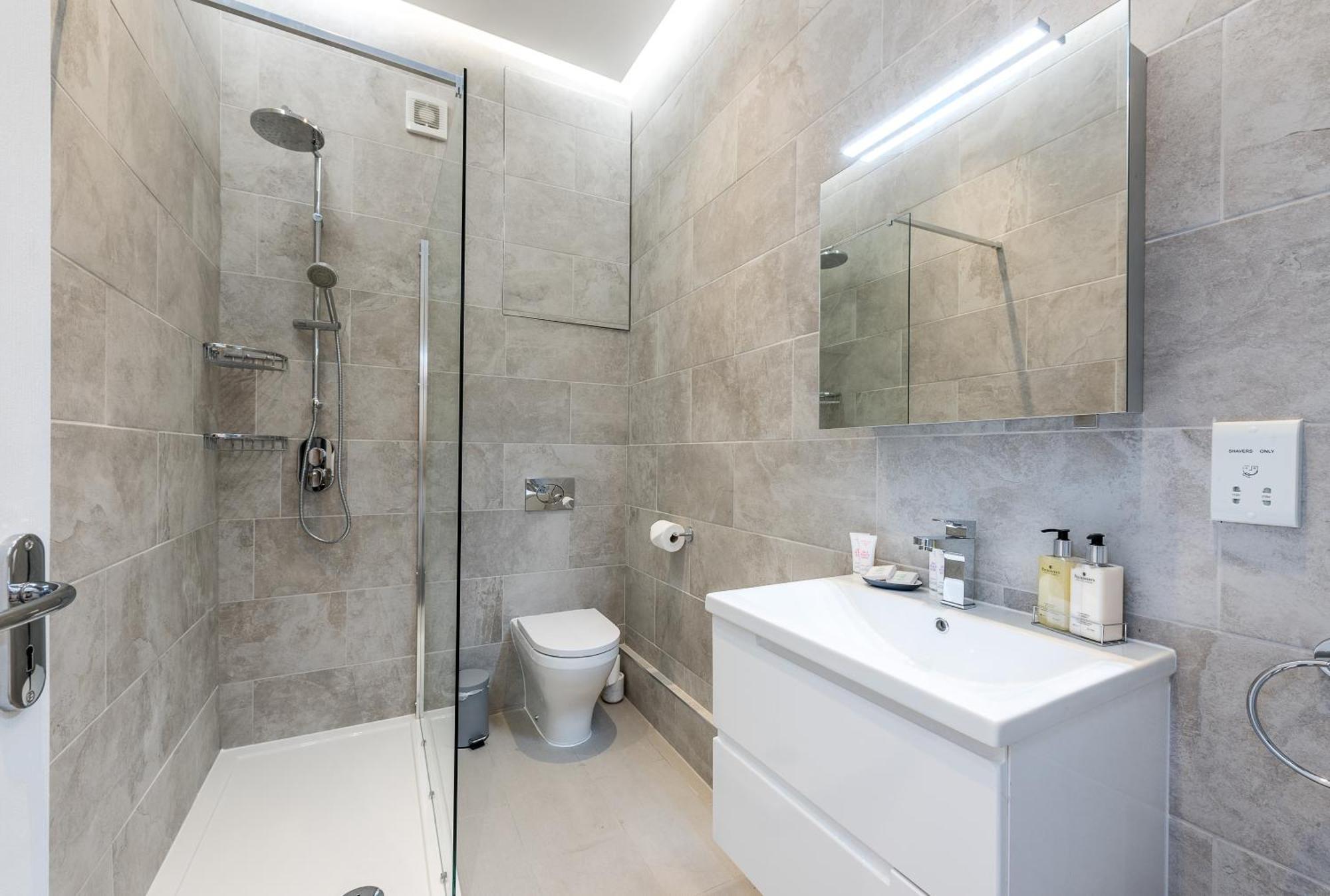 Casa Italia Near Kings Road In Chelsea With Wifi & Washing Machine Appartement Londen Buitenkant foto